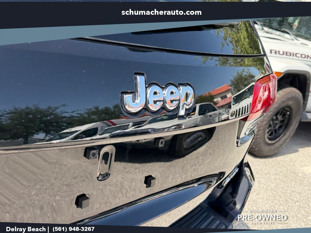 Used 2019 Jeep Grand Cherokee Laredo AWD/4WD image 14