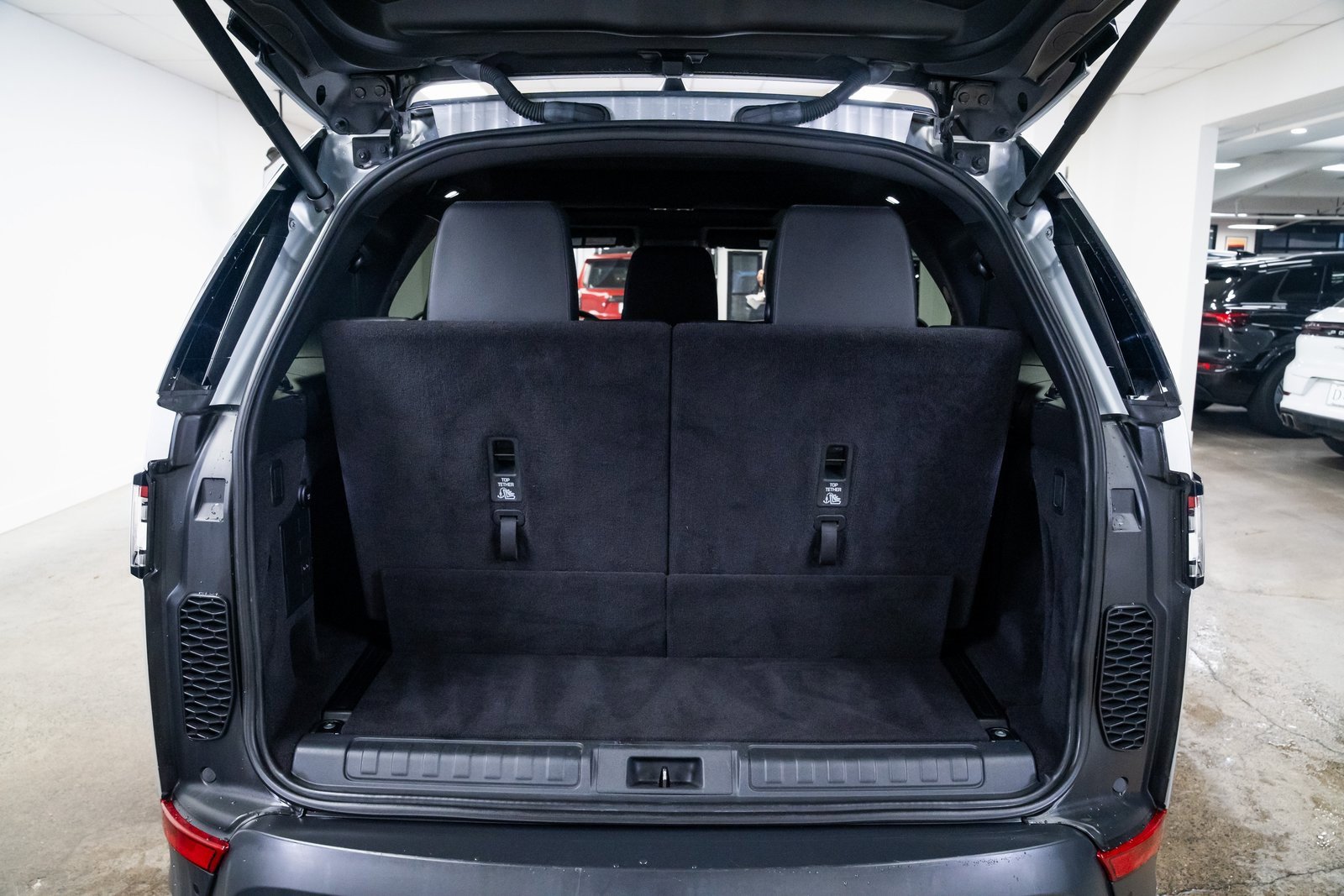 Used 2018 Land Rover Discovery SE image 8