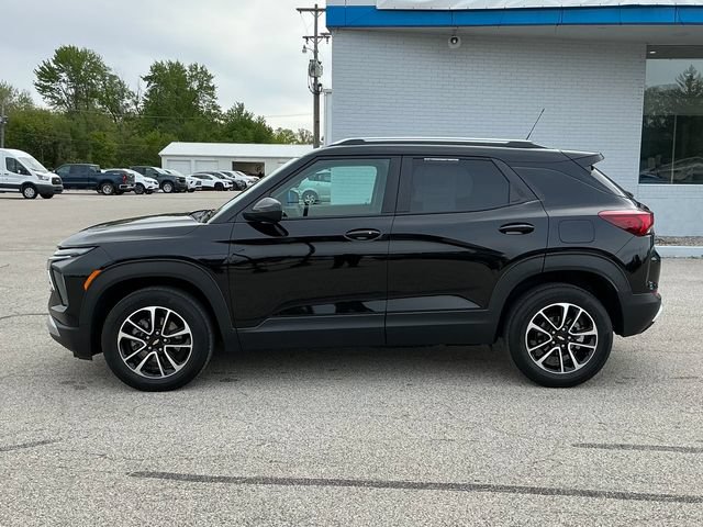Used 2025 Chevrolet TrailBlazer LT w/ Driver Confidence Package AWD/4WD image 2