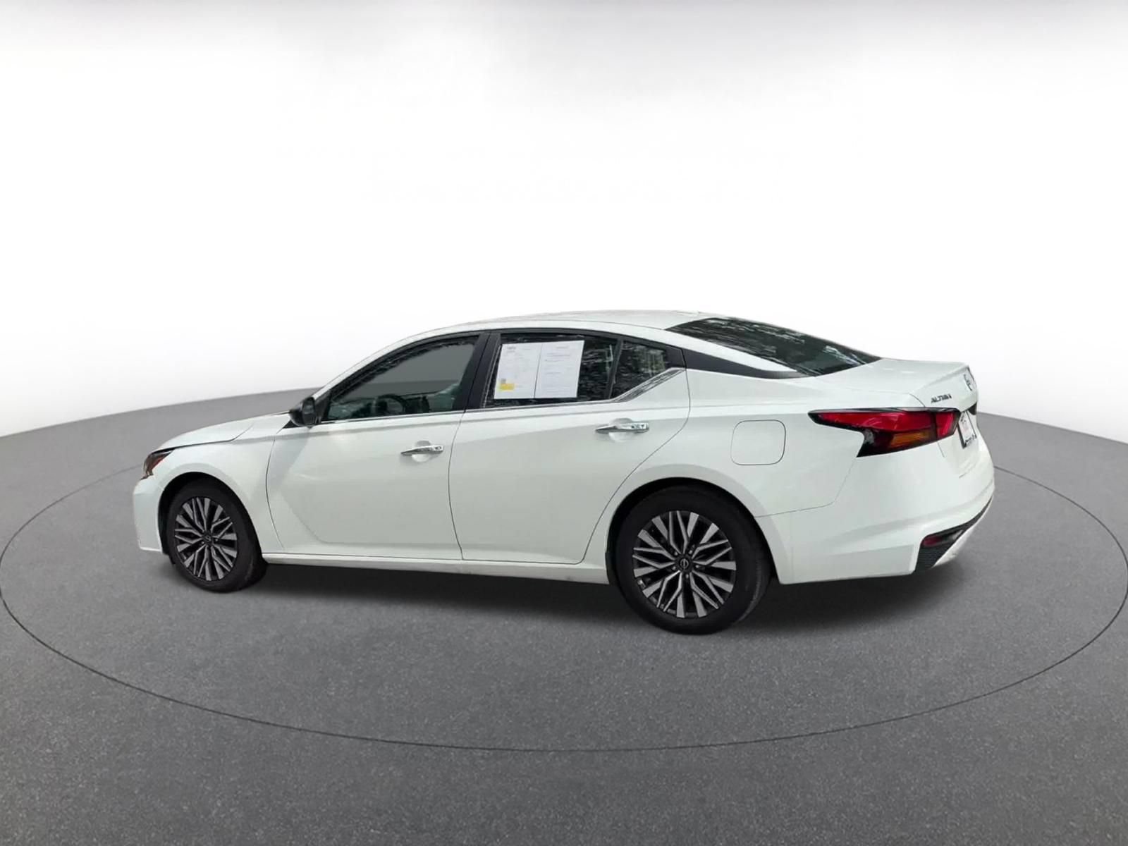 Used 2025 Nissan Altima 2.5 SV FWD image 8