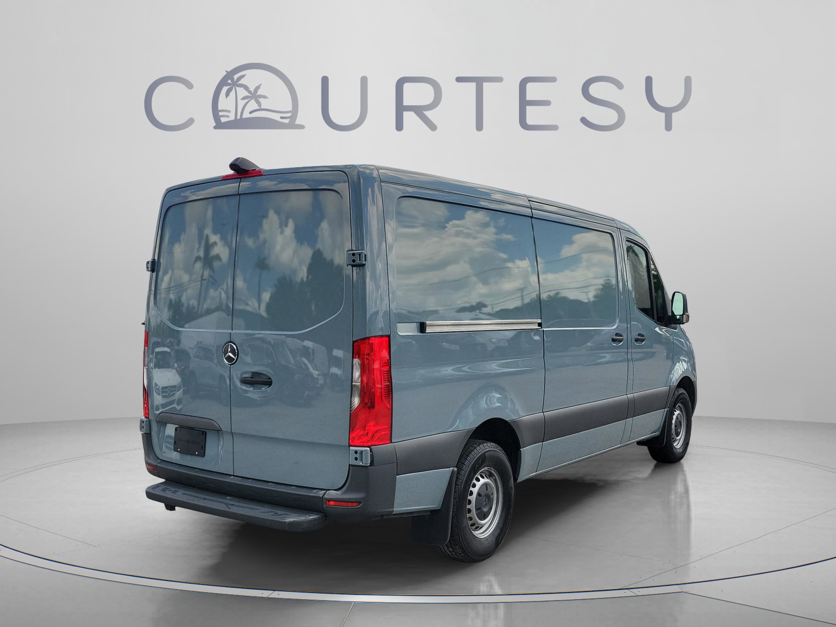 Used 2024 Mercedes-Benz Sprinter 2500 image 3