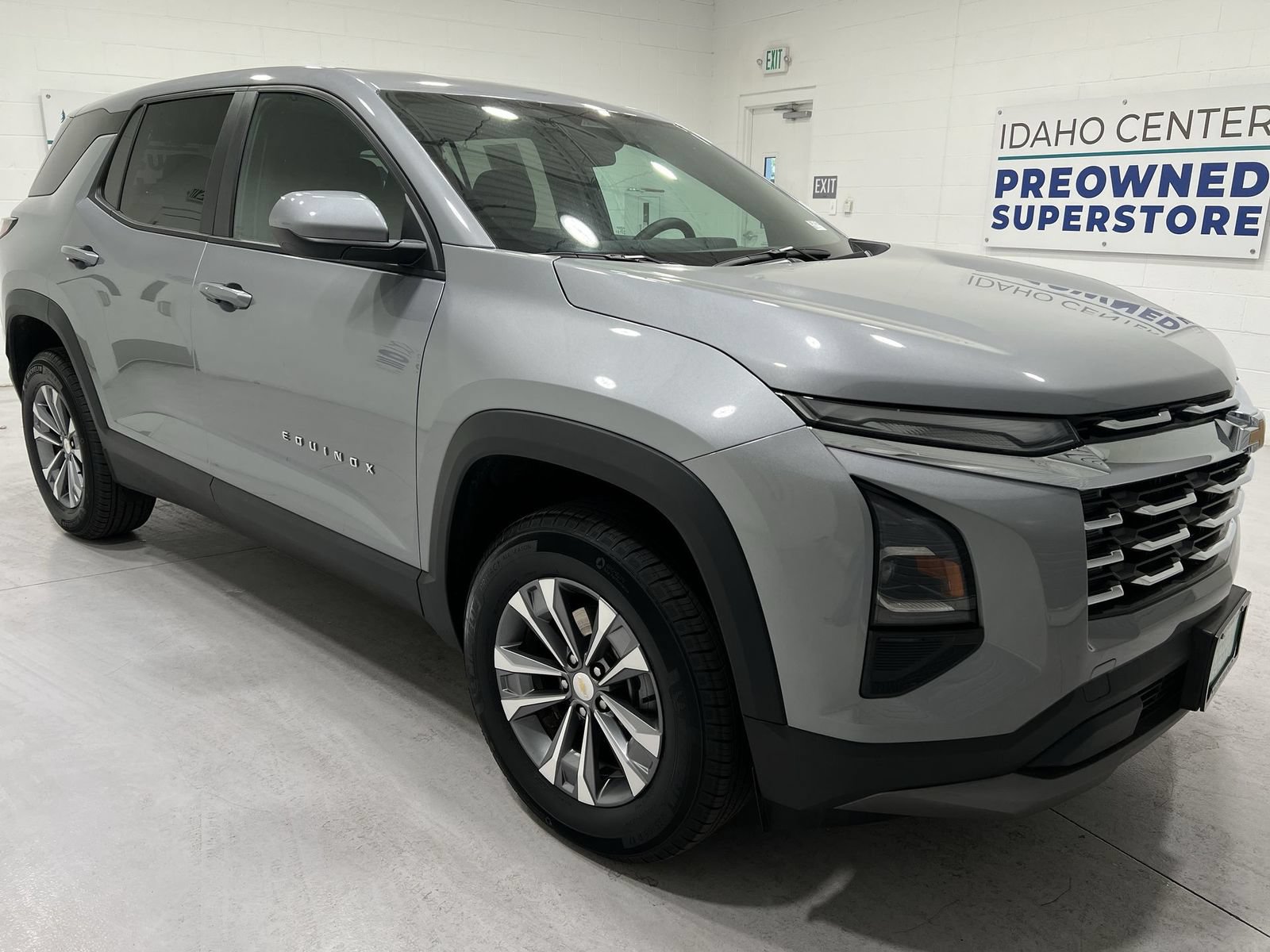 Used 2025 Chevrolet Equinox LT AWD/4WD image 2