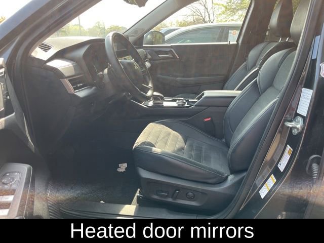 Used 2025 Mitsubishi Outlander SE image 13