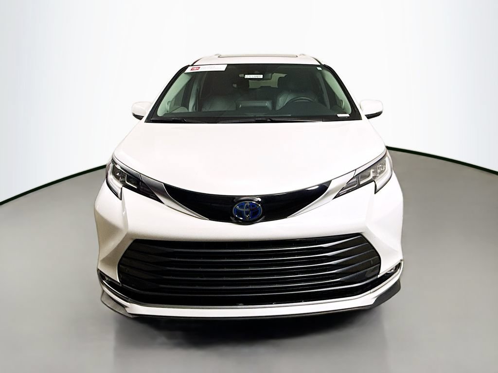 Certified 2023 Toyota Sienna Limited FWD image 2