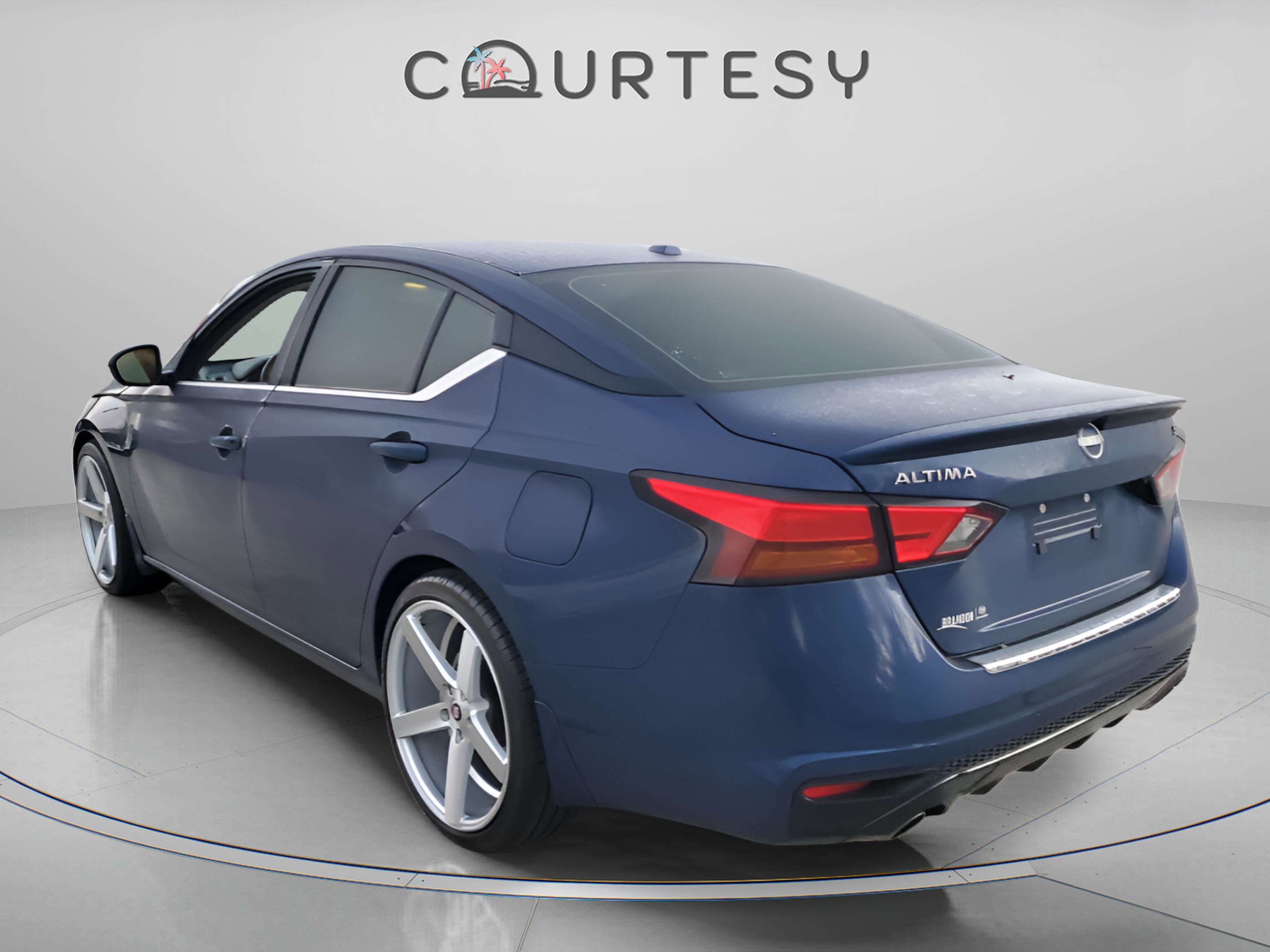 Used 2023 Nissan Altima 2.5 SR image 2