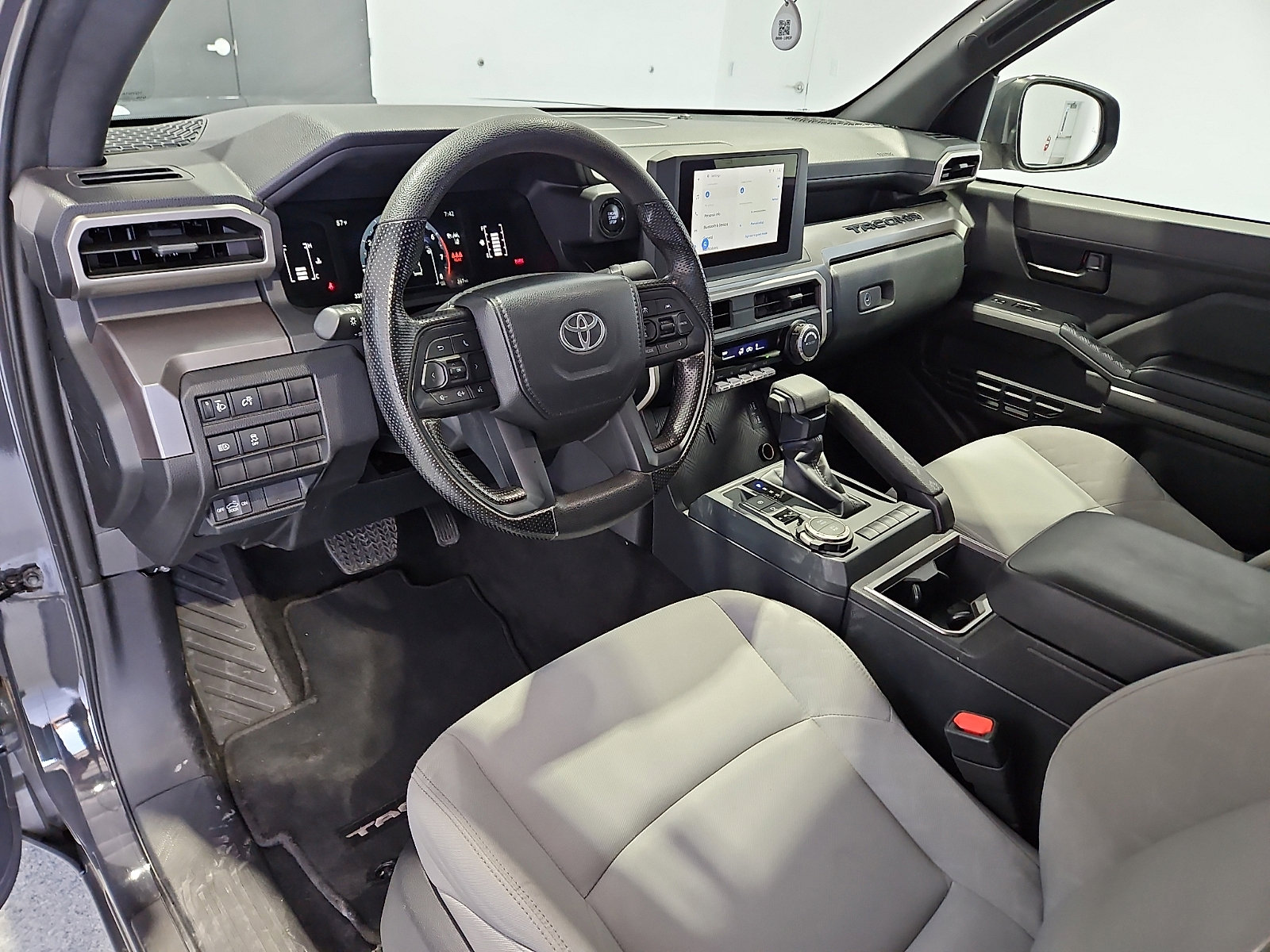 Used 2024 Toyota Tacoma SR5 AWD/4WD image 12