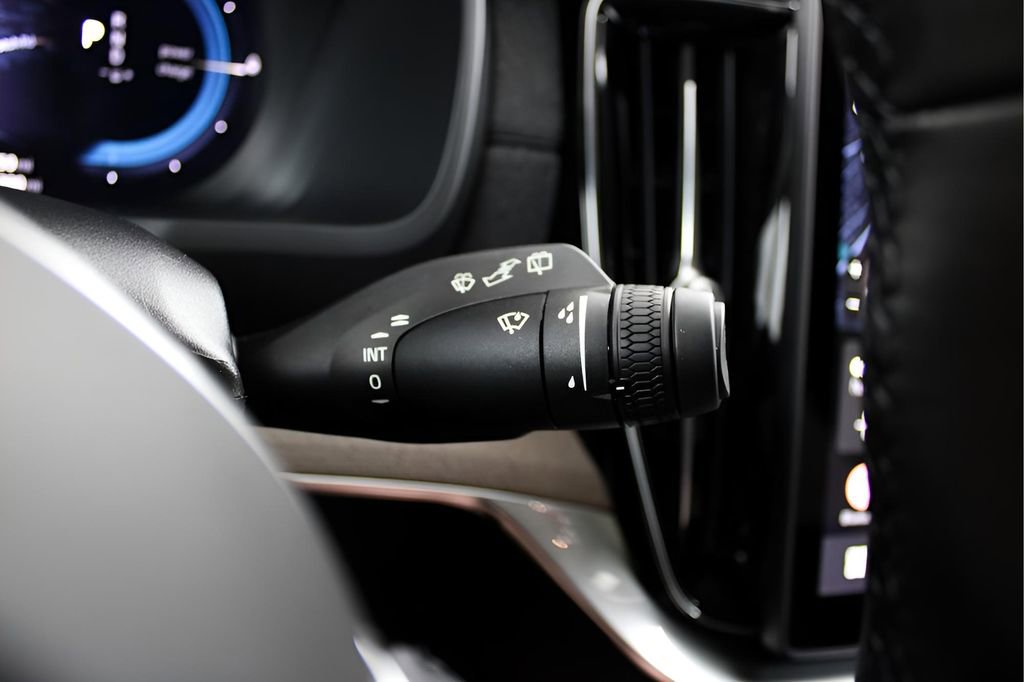 New 2025 Volvo XC90 T8 Core w/ Protection Package image 17