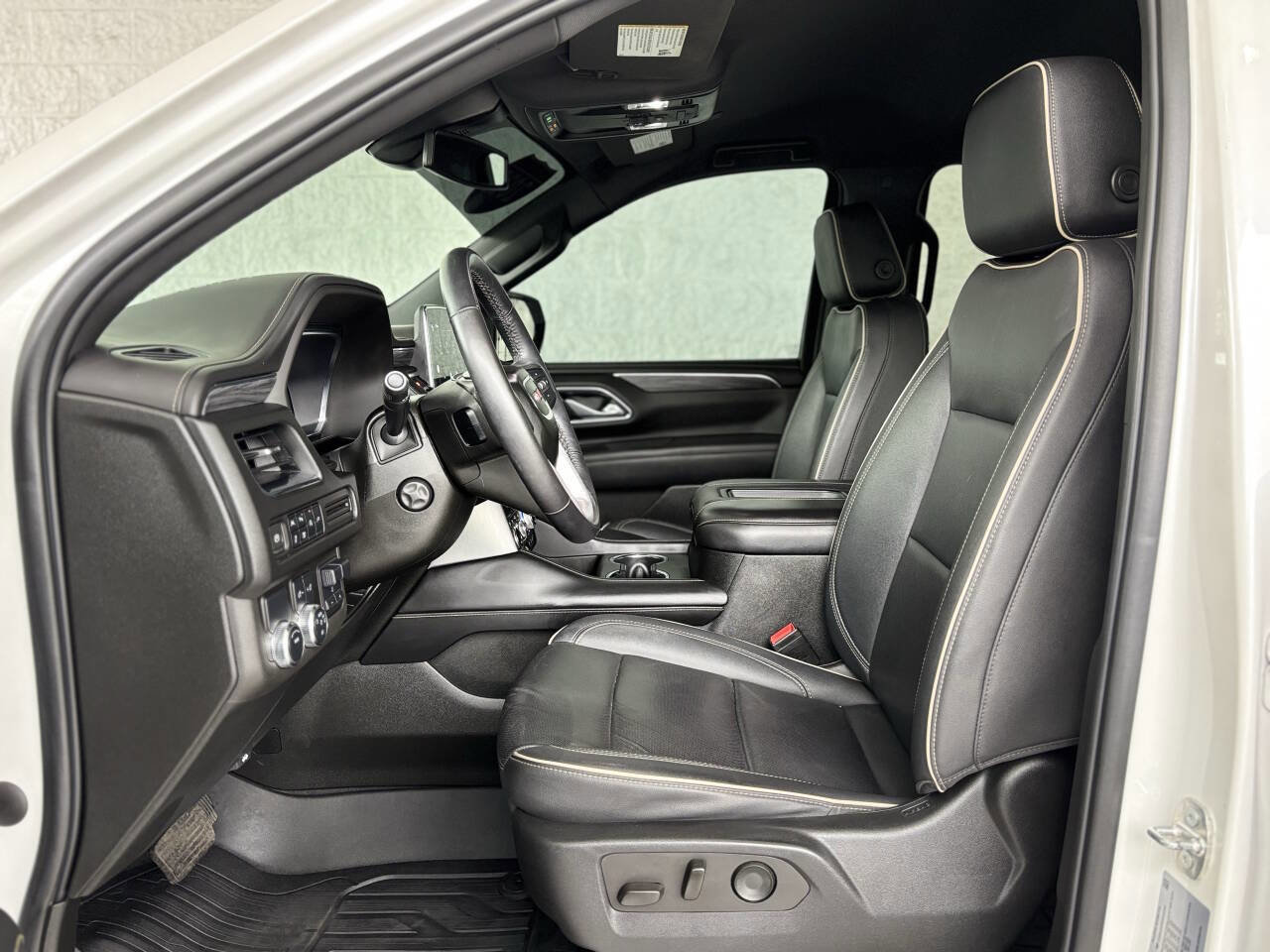 Used 2022 GMC Yukon XL SLT w/ SLT Luxury Package image 16