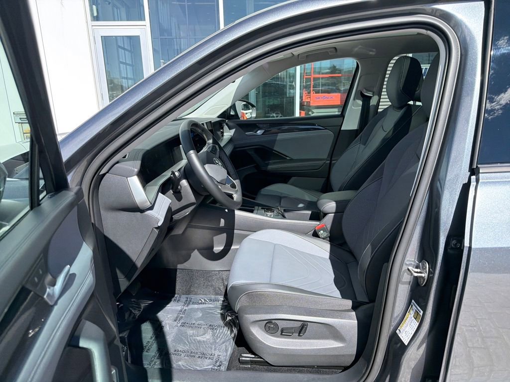 Certified 2025 Volkswagen Tiguan SE image 11