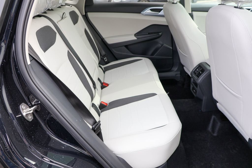 Used 2025 Volkswagen Taos SE image 33