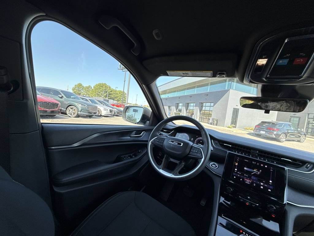 Used 2025 Jeep Grand Cherokee Laredo AWD/4WD image 15