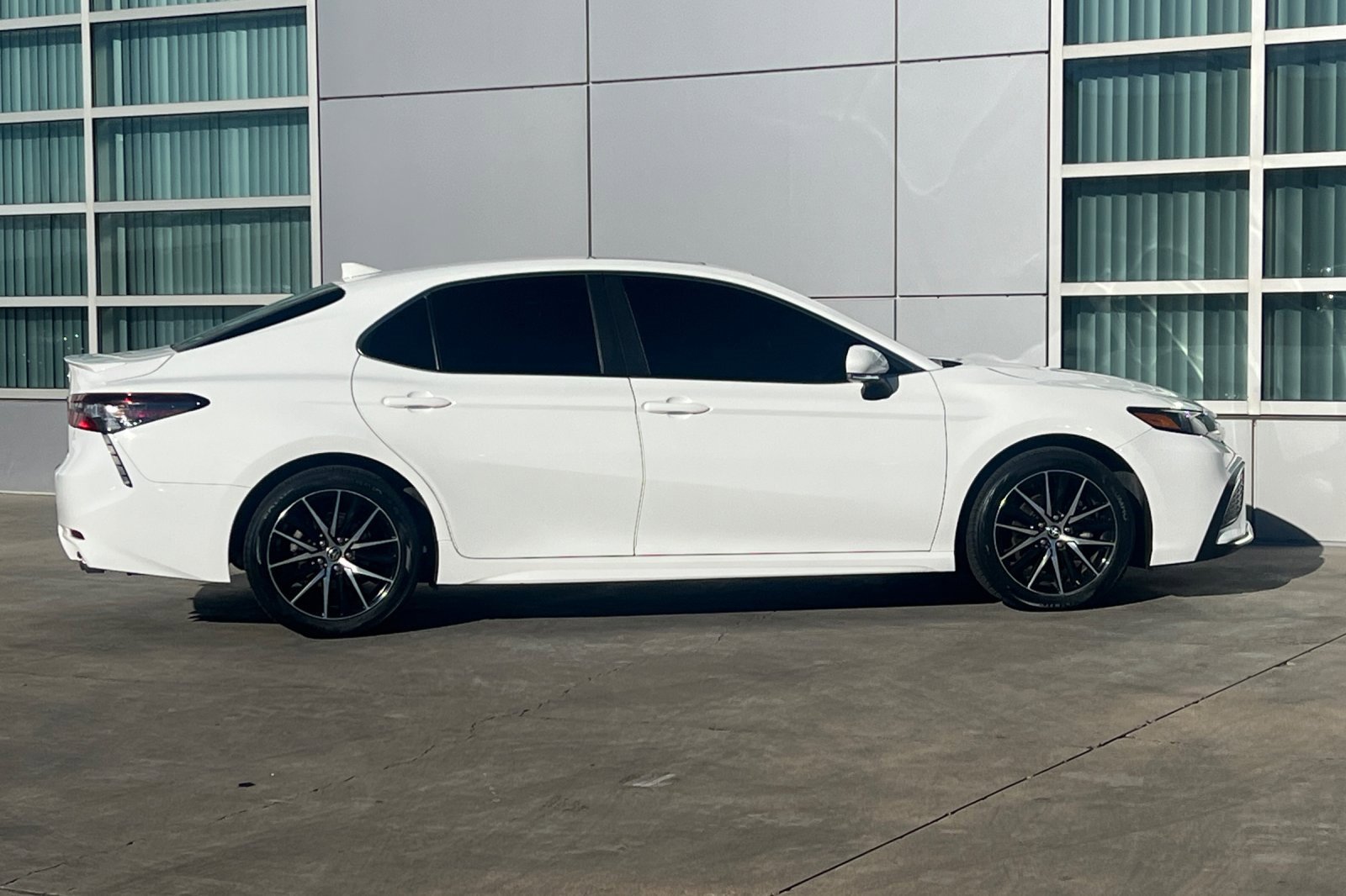 Used 2023 Toyota Camry SE image 3