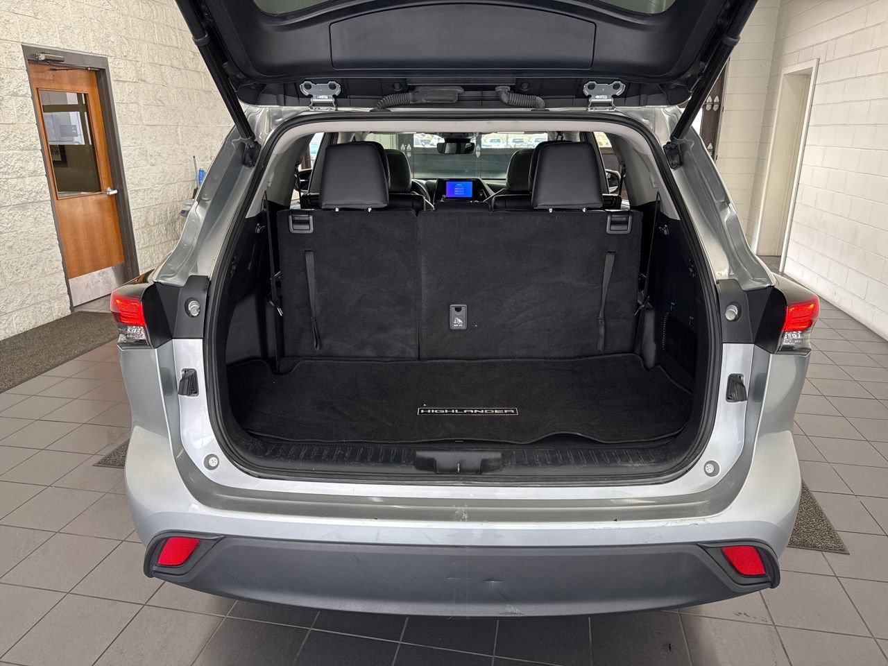 Used 2023 Toyota Highlander XLE image 9