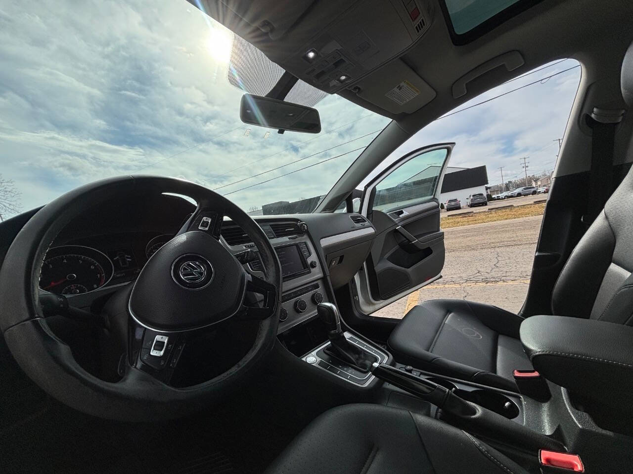 Used 2016 Volkswagen Golf SE image 12