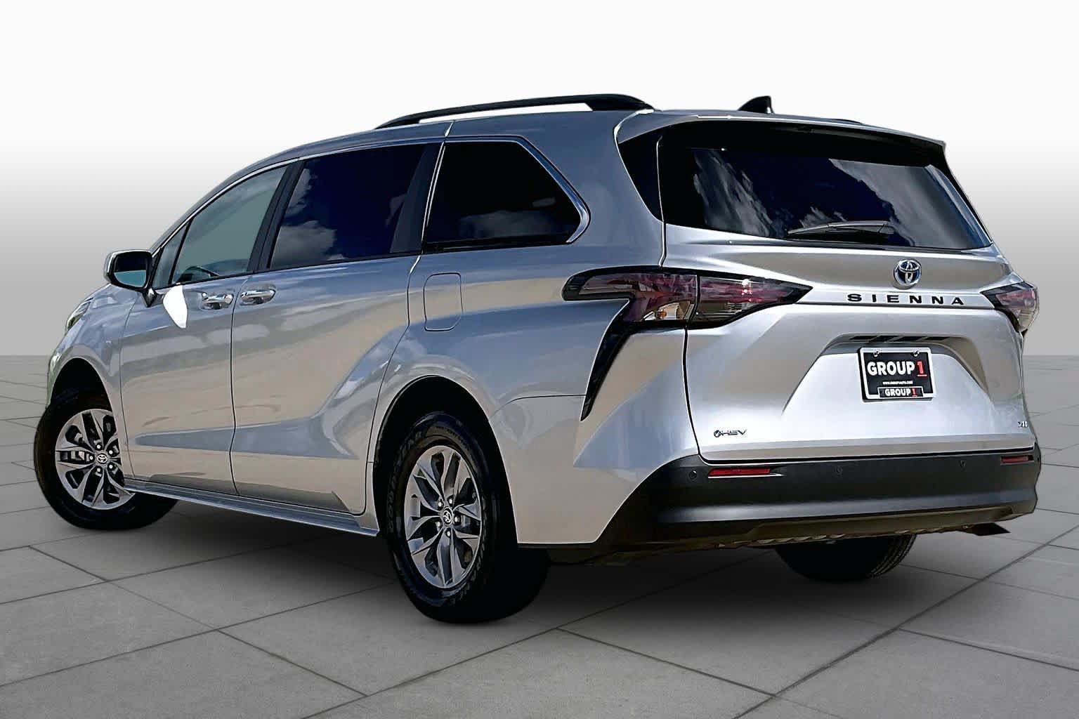 Used 2025 Toyota Sienna XLE FWD image 10
