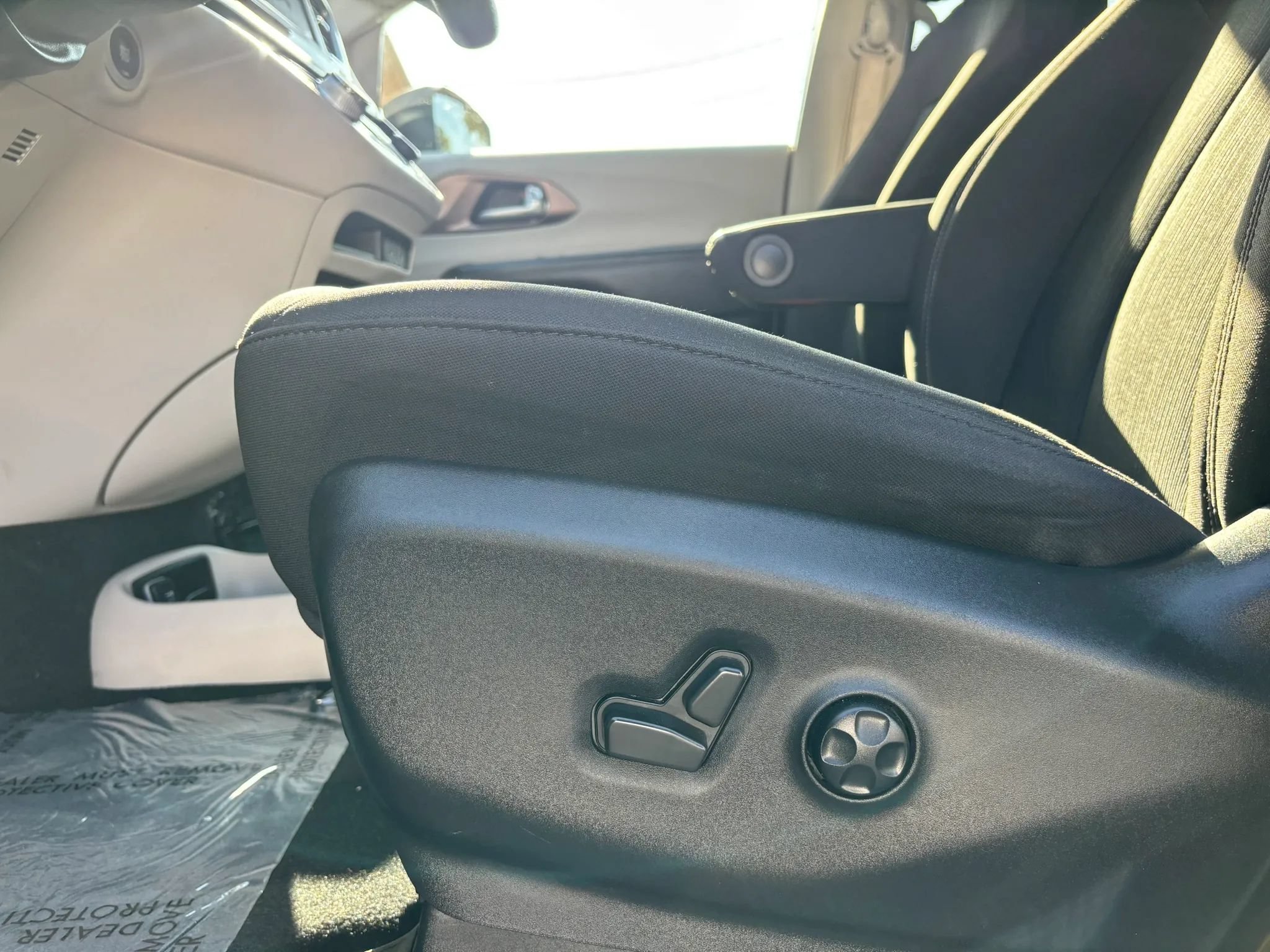Used 2021 Chrysler Voyager L FWD image 12