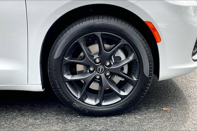 New 2026 Chrysler Pacifica Limited w/ S Appearance Package image 13