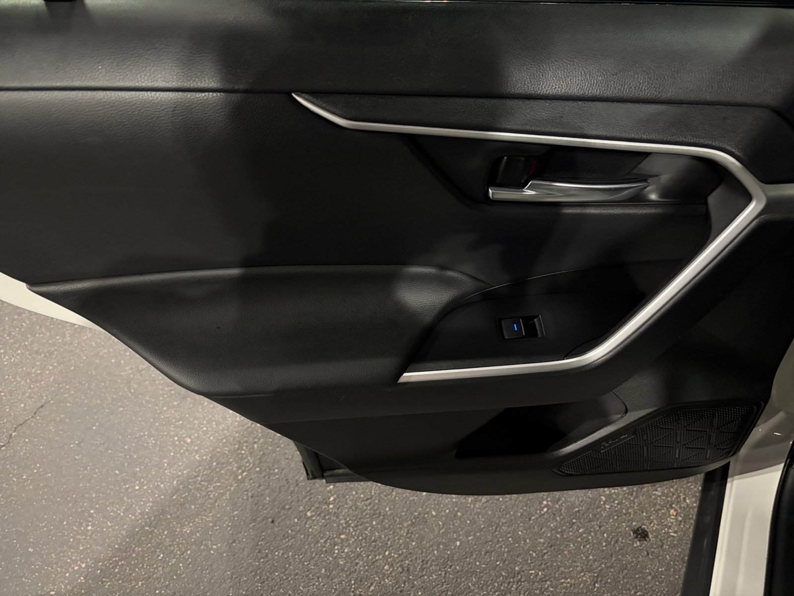 Used 2022 Toyota RAV4 XLE AWD/4WD image 25
