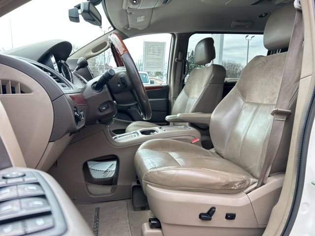 Used 2012 Chrysler Town & Country Limited image 37