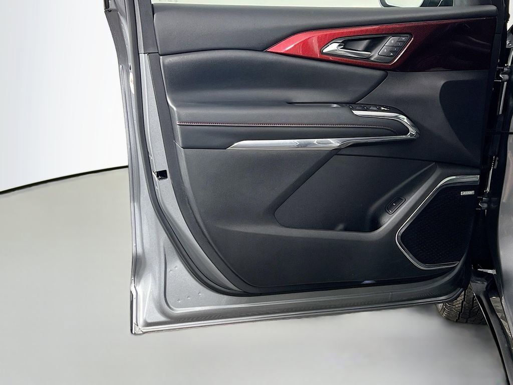 Used 2025 Chevrolet Traverse RS w/ LPO, Floor Liner Package AWD/4WD image 18