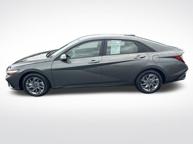 Used 2024 Hyundai Elantra SEL FWD image 2