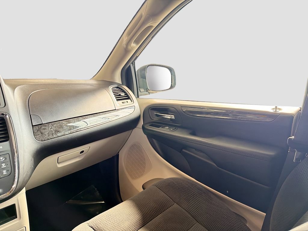 Used 2018 Dodge Grand Caravan SE w/ UConnect Hands-Free Group image 23