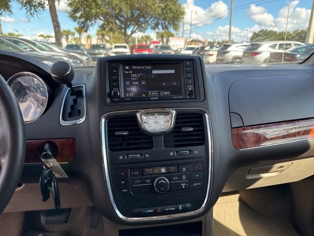 Used 2016 Chrysler Town & Country Touring image 28