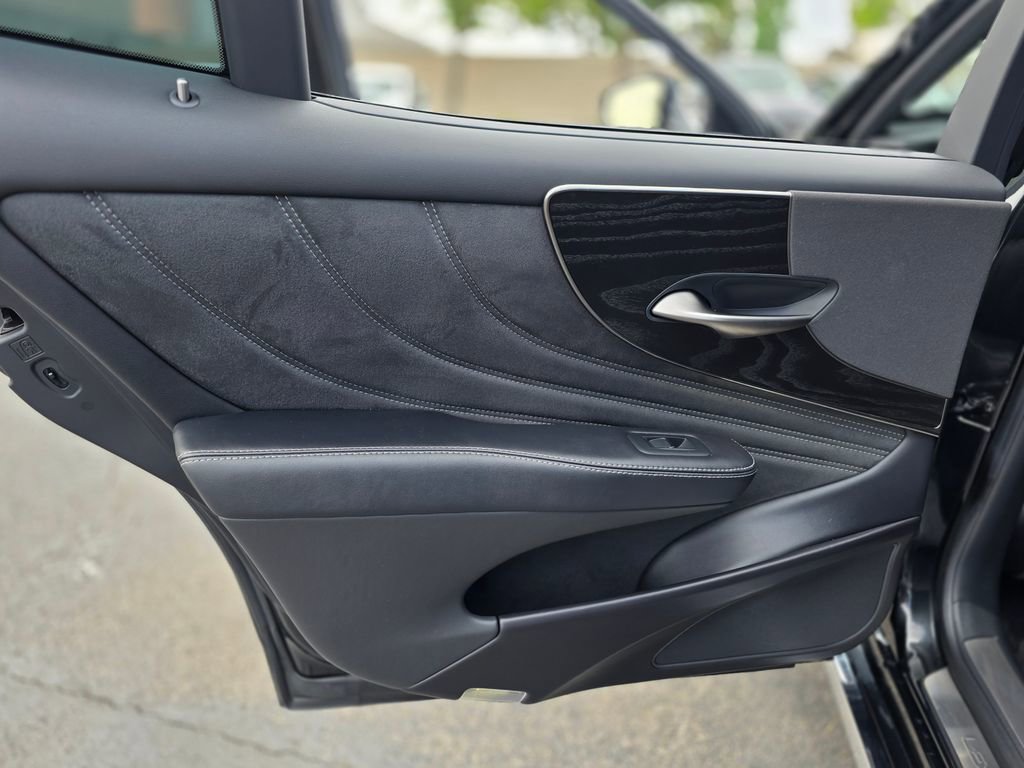 Used 2021 Lexus LS 500 w/ Accessory Package (Z1) RWD image 19