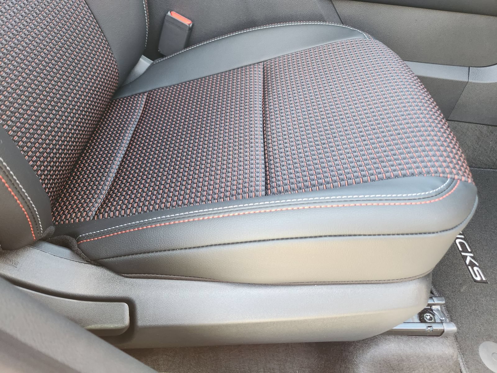 Certified 2025 Nissan Kicks SR FWD image 21