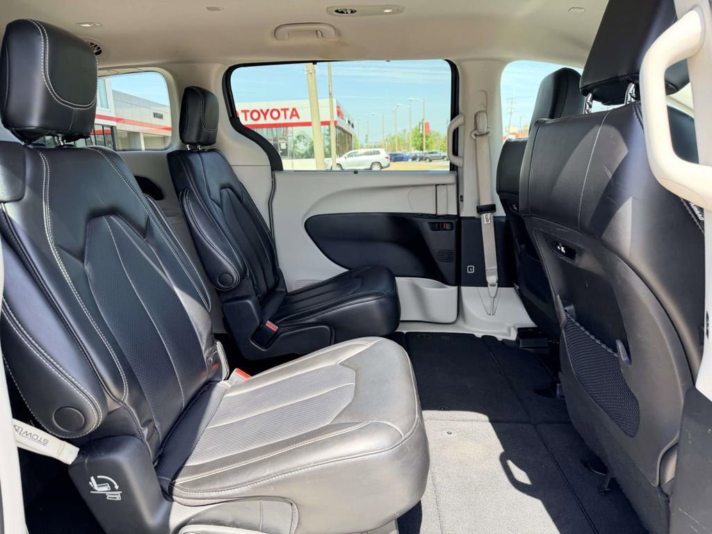 Used 2023 Chrysler Pacifica Touring-L image 15