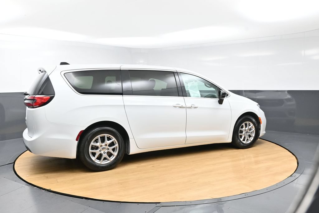Used 2024 Chrysler Pacifica Touring-L FWD image 4