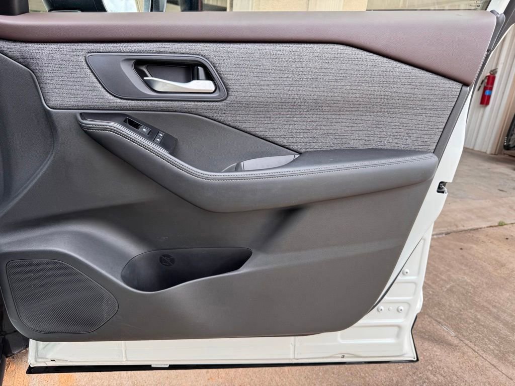 Used 2023 Nissan Rogue SV image 19