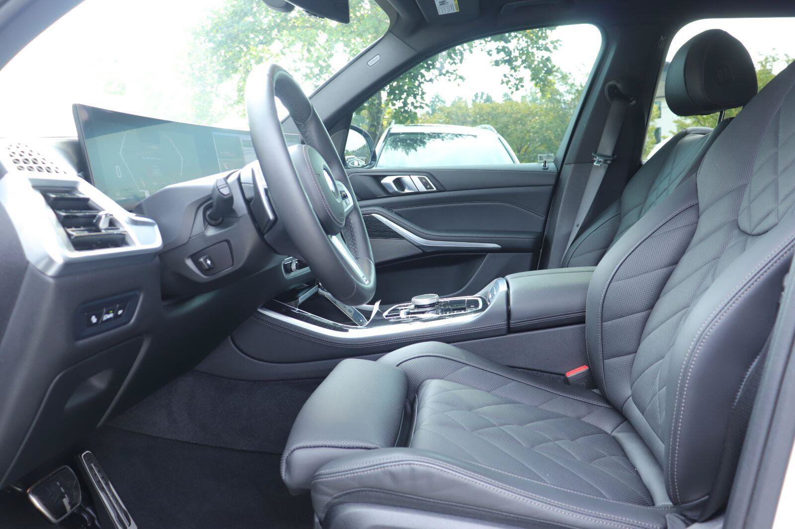 Used 2024 BMW X5 xDrive40i w/ M Sport Package AWD/4WD image 12
