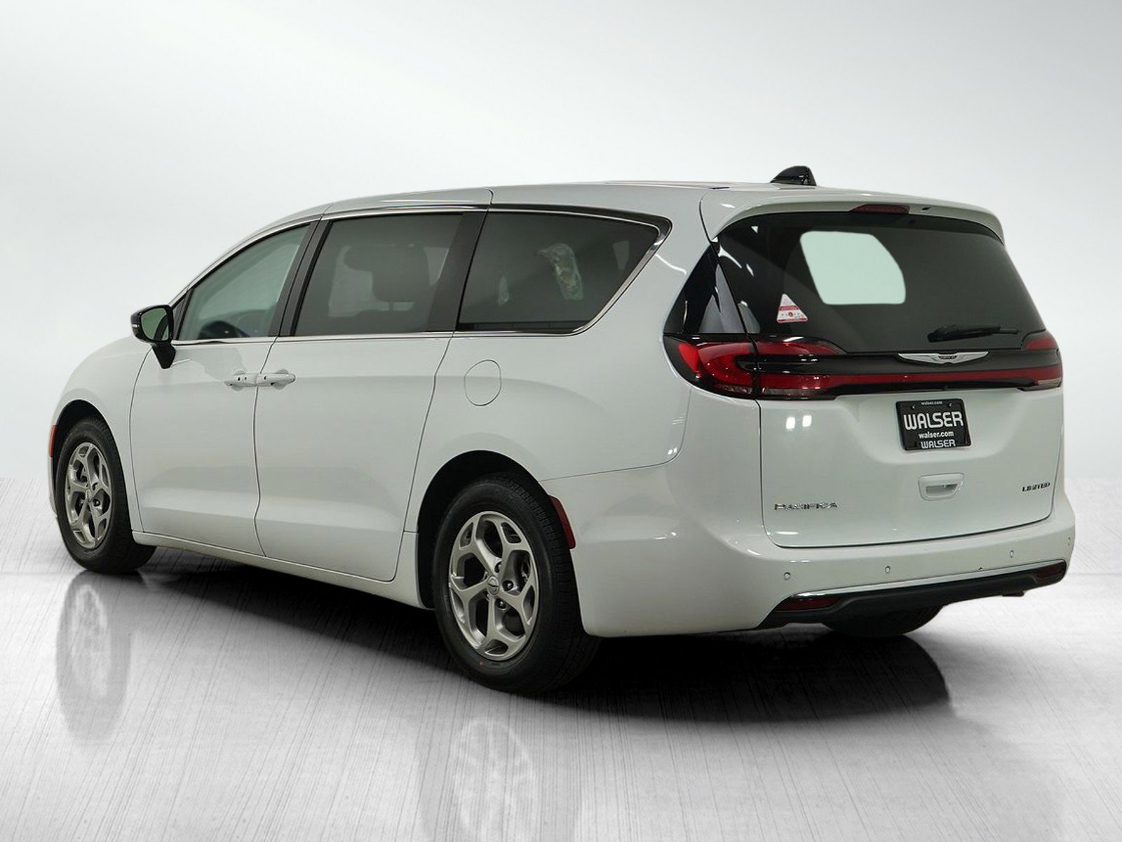Used 2024 Chrysler Pacifica Limited image 3