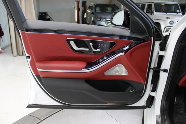 Used 2025 Mercedes-Benz S 580 4MATIC Sedan w/ AMG Line Package image 38