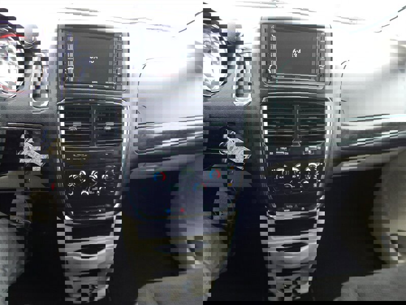 Used 2018 Dodge Grand Caravan SE w/ UConnect Hands-Free Group image 27