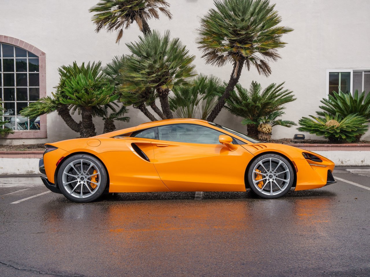 Used 2025 McLaren Artura image 3