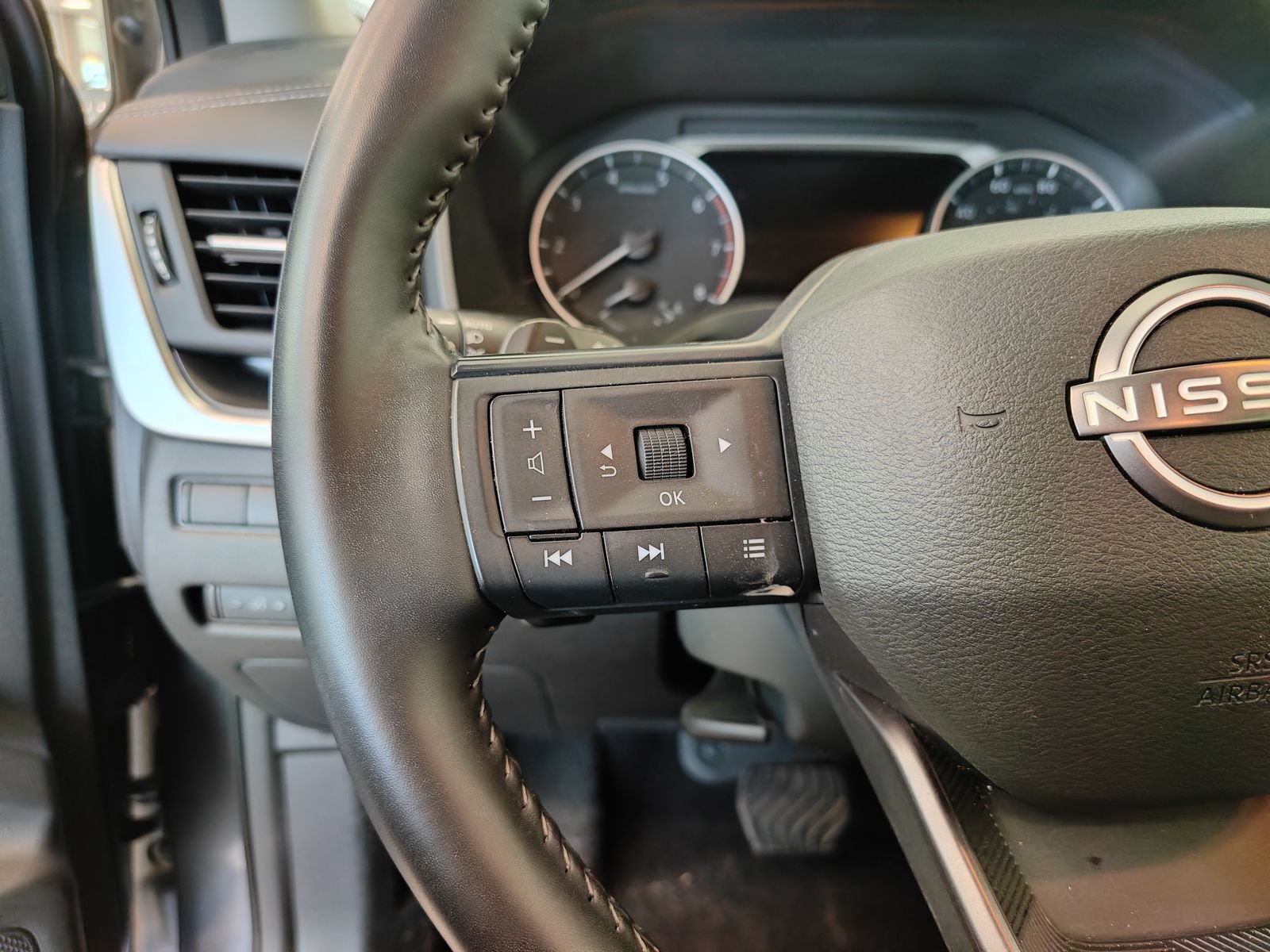 Used 2025 Nissan Rogue SV FWD image 10