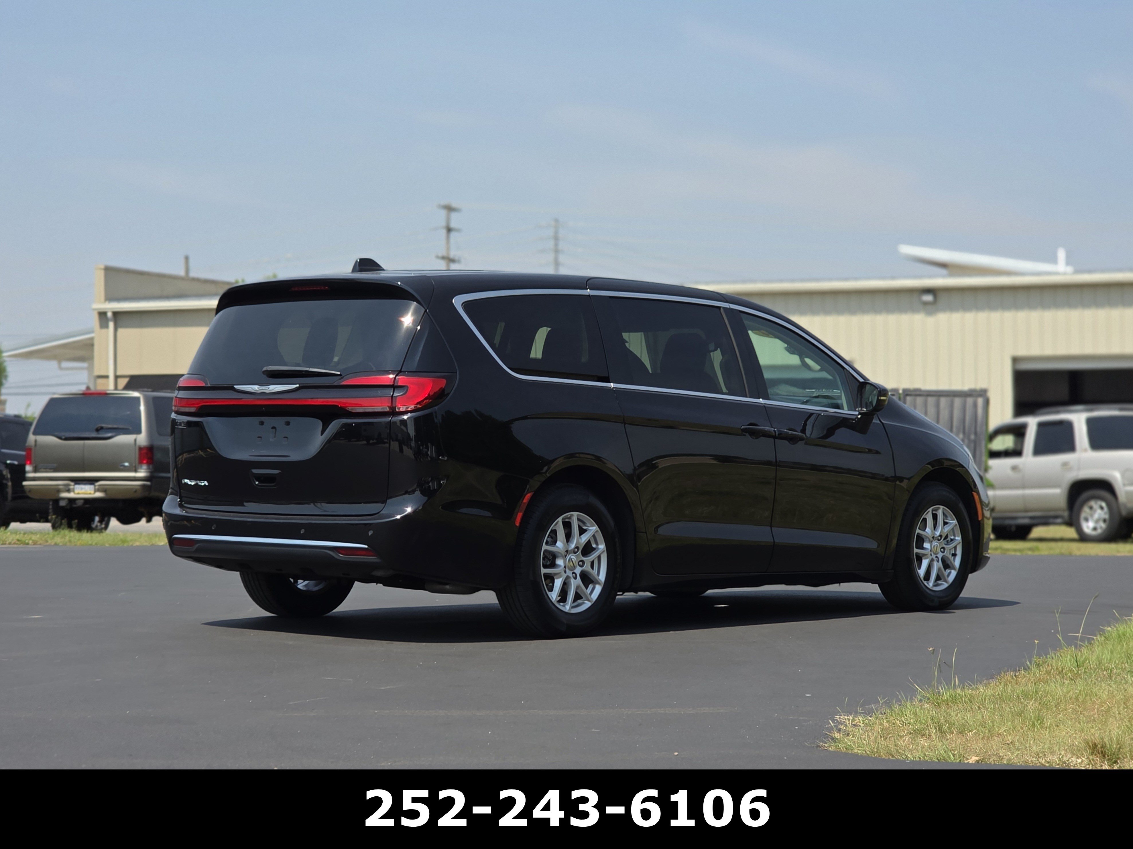 Used 2024 Chrysler Pacifica Touring-L FWD image 7