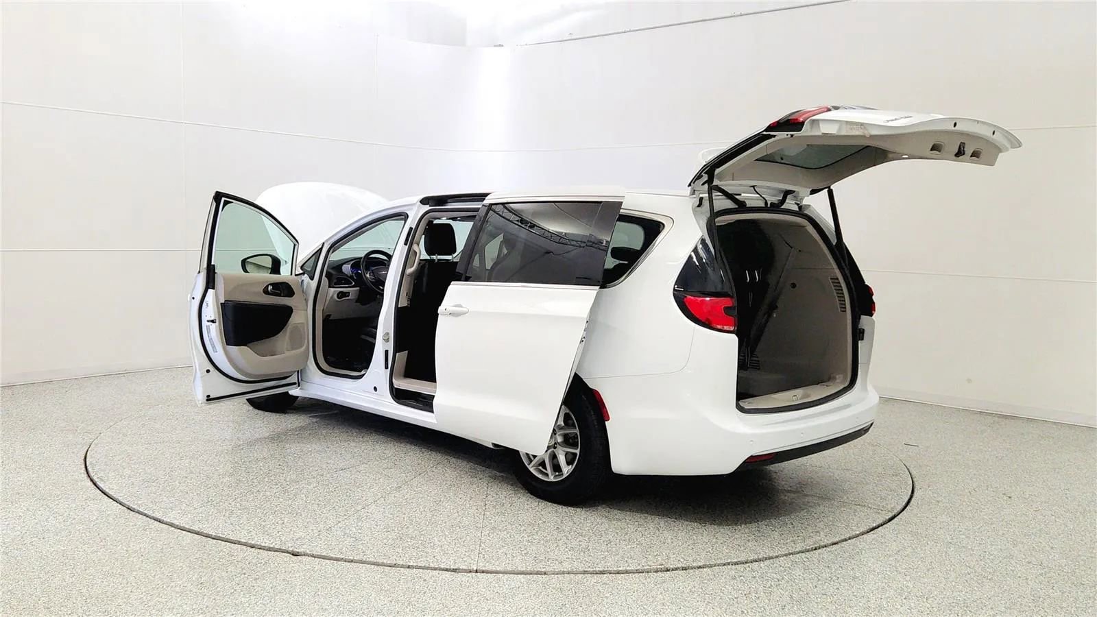 Used 2023 Chrysler Pacifica Touring-L FWD image 11