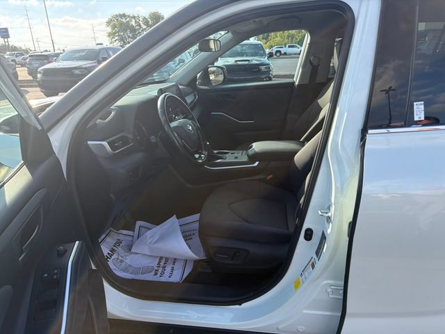 Used 2021 Toyota Highlander LE FWD image 14