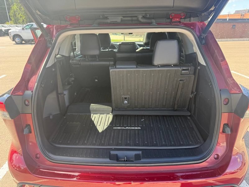 Used 2022 Toyota Highlander XLE AWD/4WD image 8