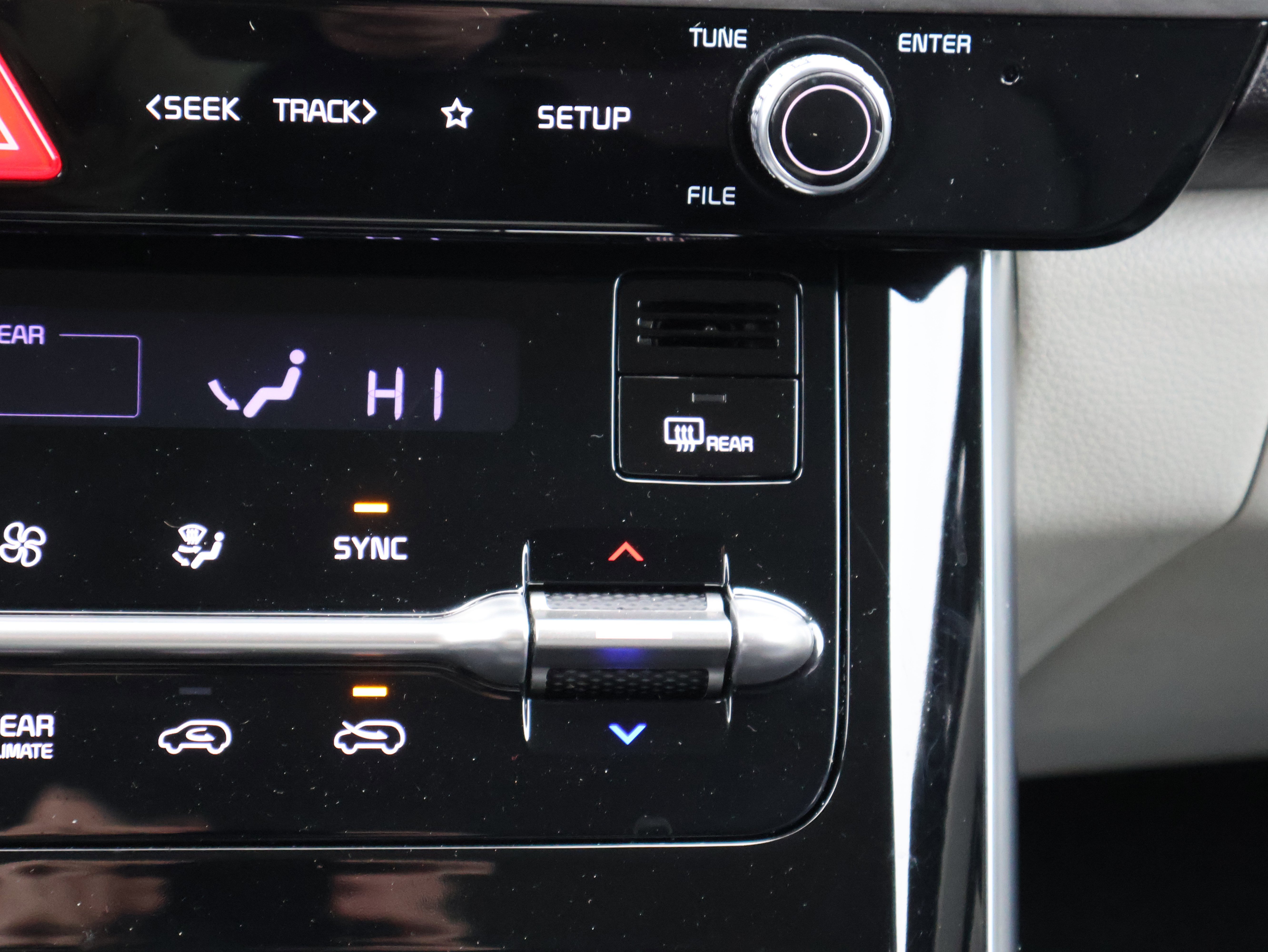 Used 2022 Kia Carnival EX image 25