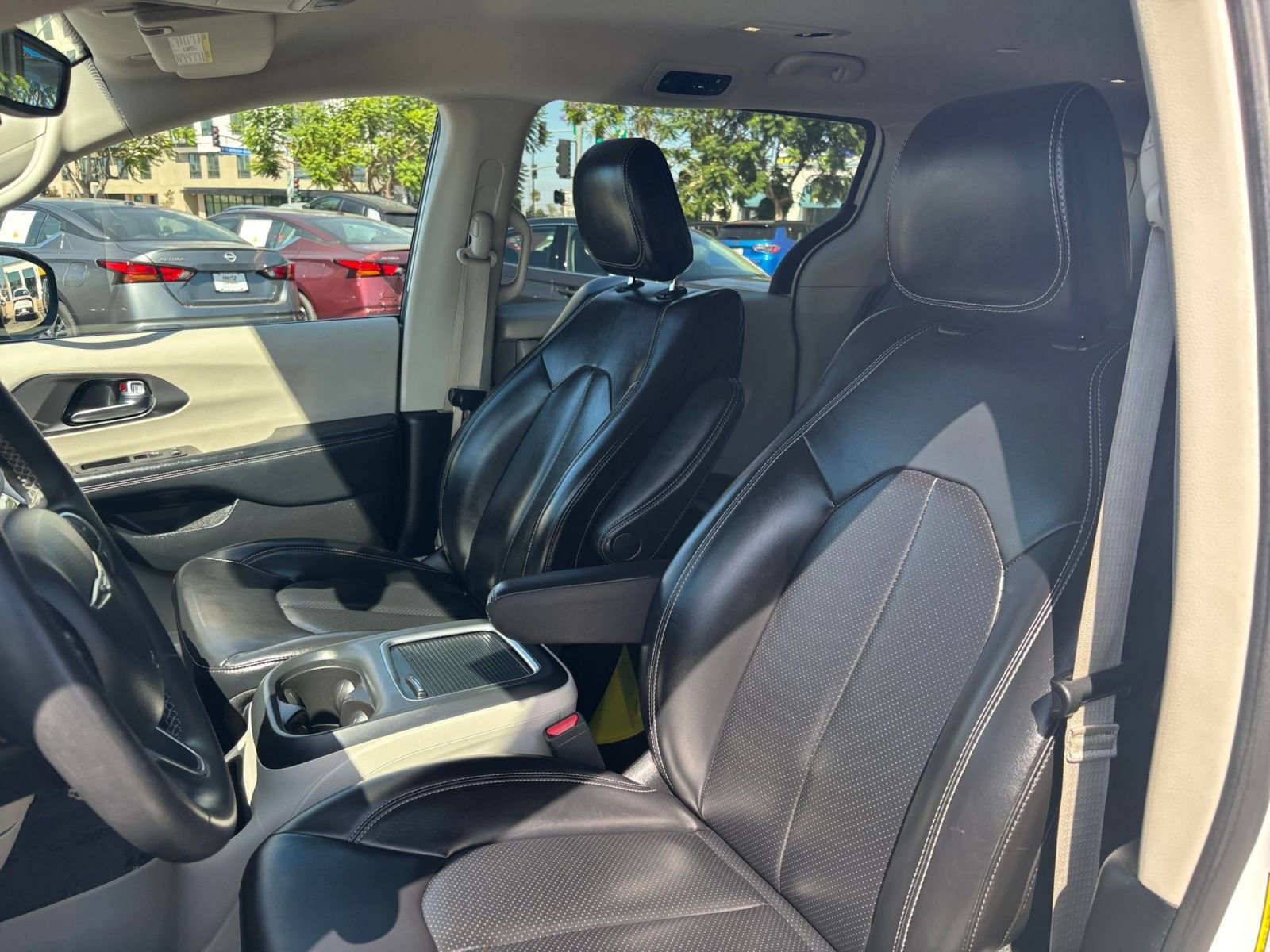 Used 2023 Chrysler Pacifica Touring-L FWD image 38
