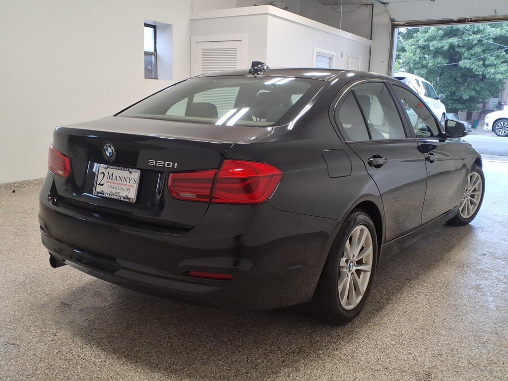 Used 2016 BMW 320i Sedan RWD image 4