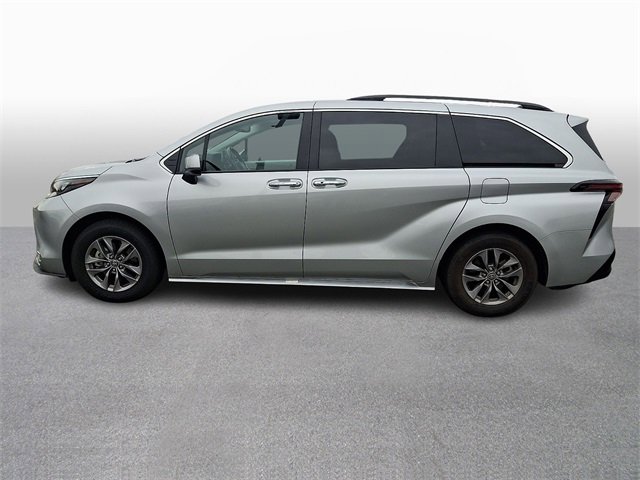 Used 2024 Toyota Sienna XLE image 7