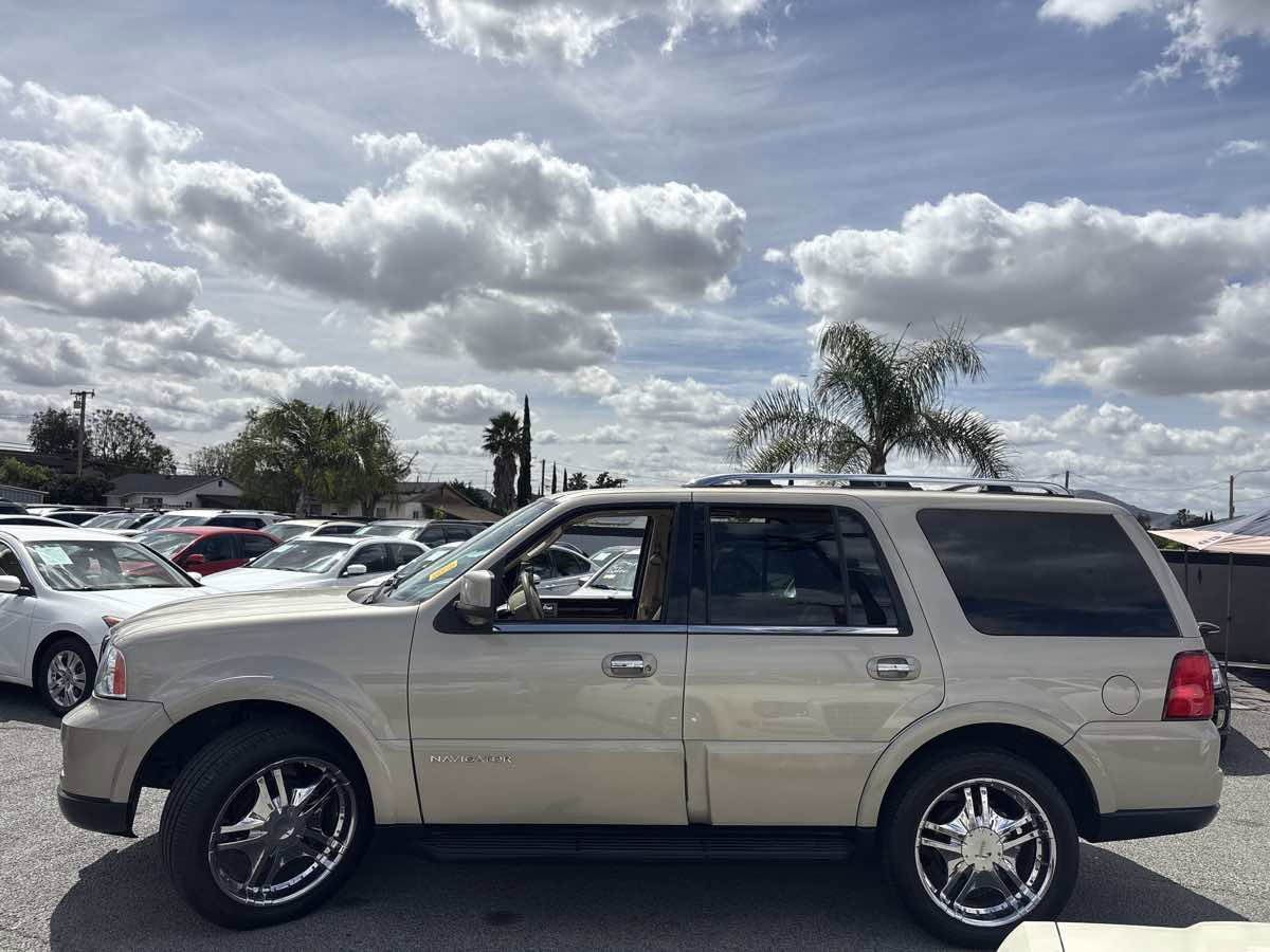 Used 2005 Lincoln Navigator Luxury RWD image 4