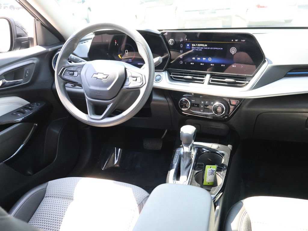 Used 2025 Chevrolet Trax LT FWD image 12