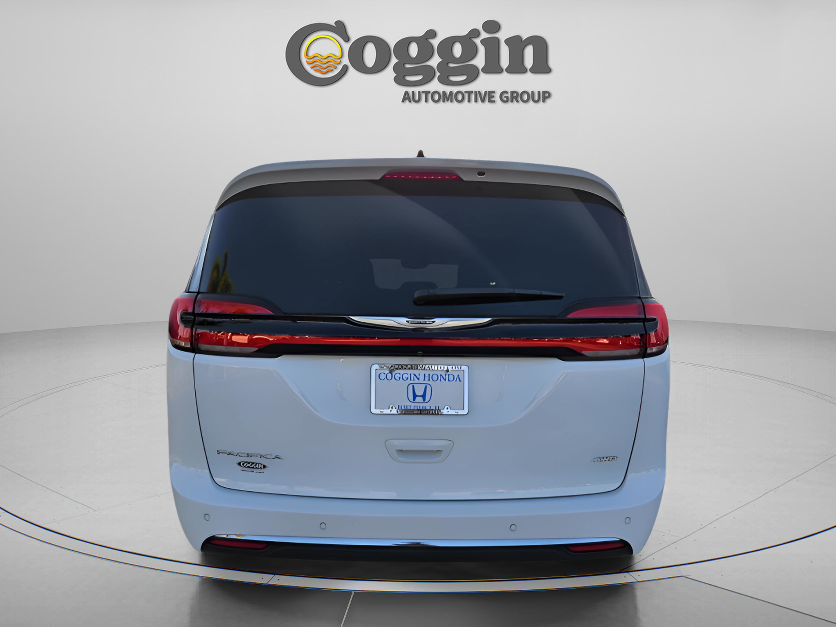 Used 2023 Chrysler Pacifica Touring-L image 4