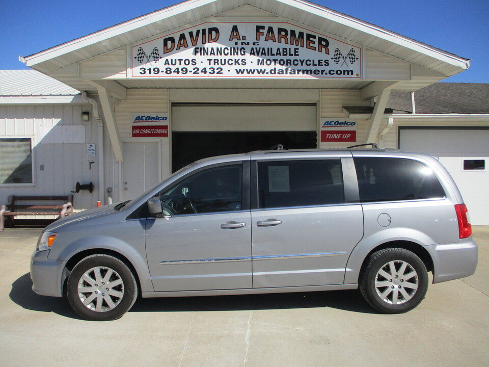 Used 2015 Chrysler Town & Country Touring FWD image 11